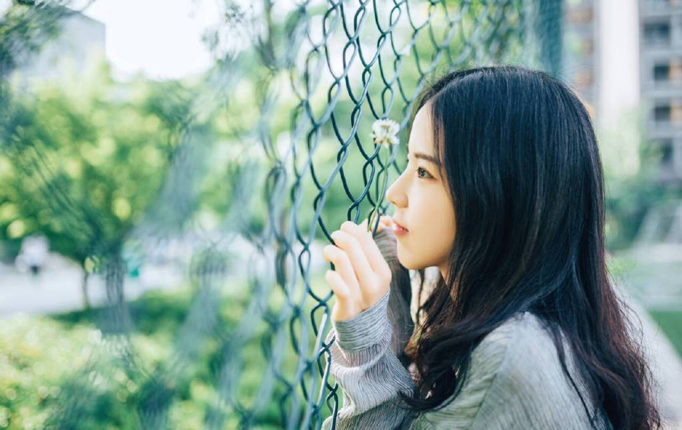 “多谢夫君体谅。”大乔微微松了口气，见小乔还站在那里不动，不由有些气急，拉了拉妹妹的手。